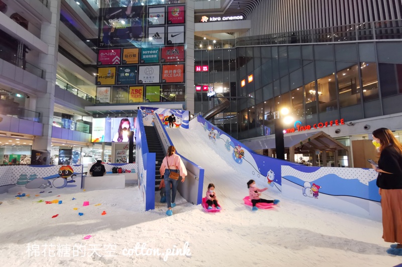 台中聖誕節景點推薦|聖誕樹旁滑雪橇大魯閣新時代超有過節氣氛的啦～