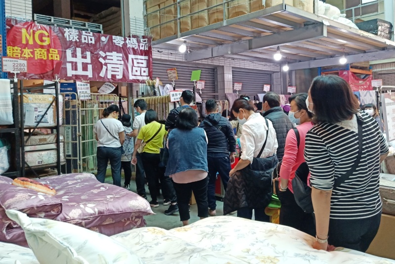 年度最殺寢具開倉特賣！只有十天~天絲床包、羊毛被、羽絨被…多款枕頭買一送一～詢問度爆表中