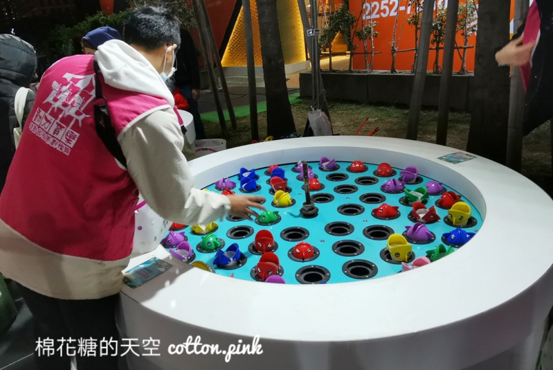 純白聖誕遊樂園超夢幻！放大版復古釣魚機必玩