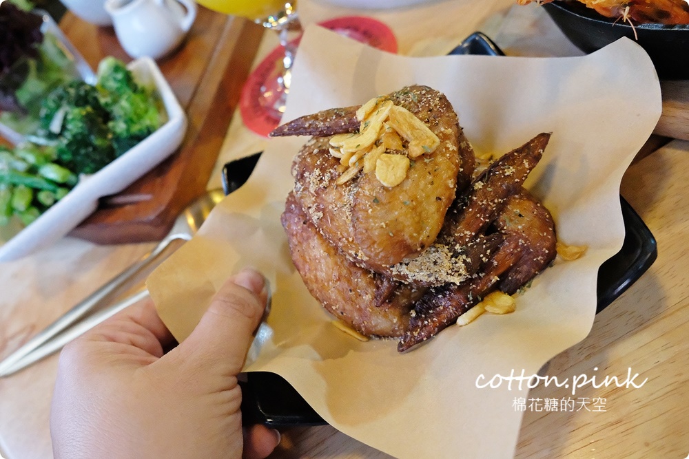 台中早午餐推薦|迷路&elk是餐酒館也是網美咖啡廳，宵夜、晚餐也可以吃早午餐