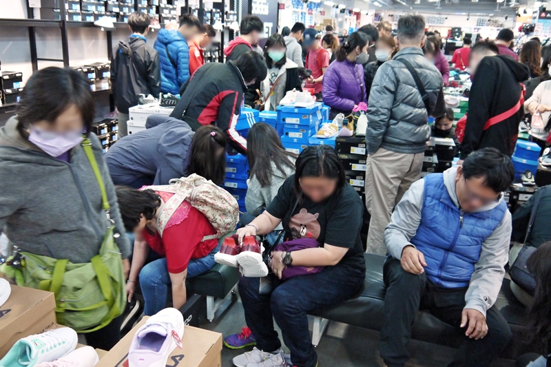 OUTLET全民運動月12/31開賣！SKECHER、UA鞋款990元起！必搶商品獨家曝光！
