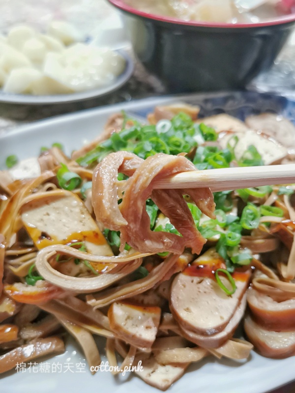晚上九點才開門！烏龍路邊攤滷味、爌肉飯超人氣宵夜～