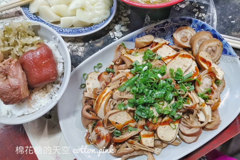 晚上九點才開門！烏龍路邊攤滷味、爌肉飯超人氣宵夜～