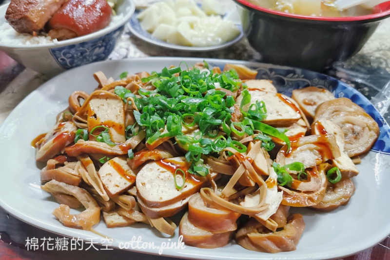 晚上九點才開門！烏龍路邊攤滷味、爌肉飯超人氣宵夜～