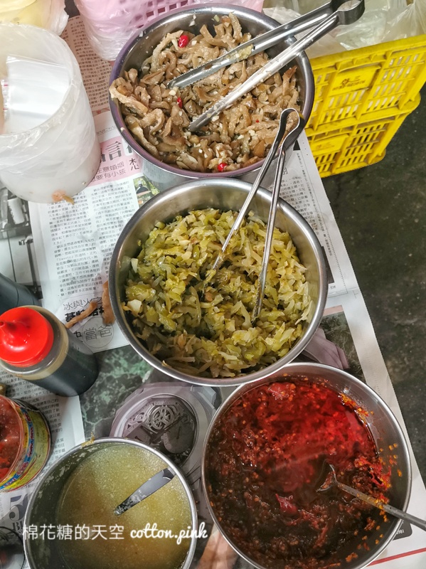 晚上九點才開門！烏龍路邊攤滷味、爌肉飯超人氣宵夜～