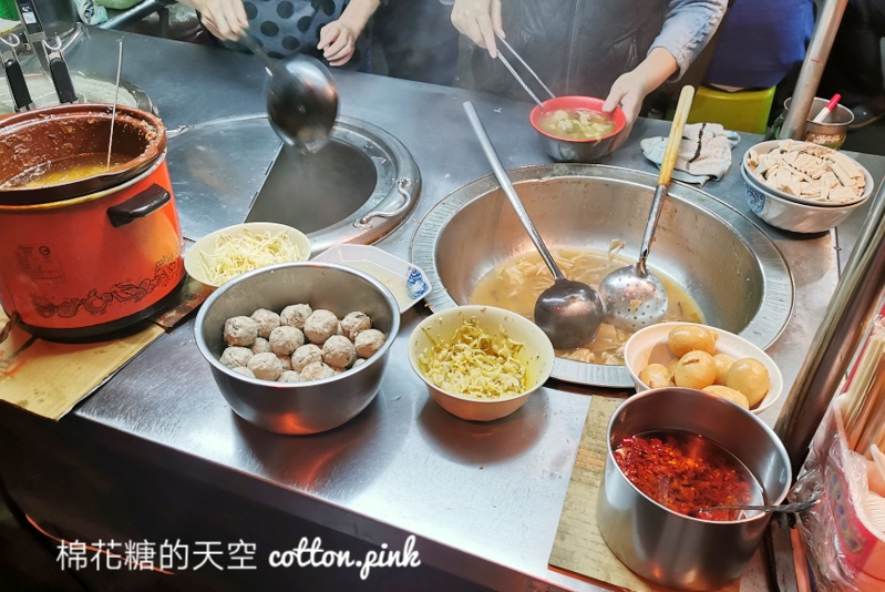 晚上九點才開門！烏龍路邊攤滷味、爌肉飯超人氣宵夜～