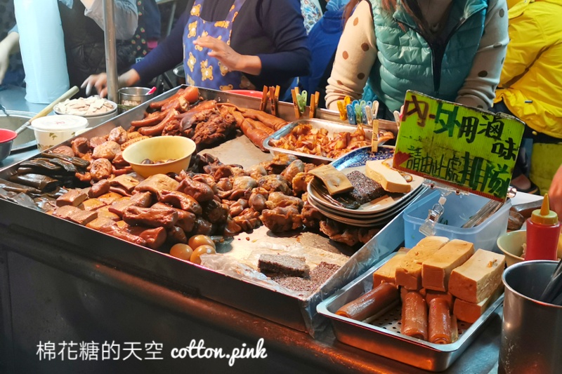 晚上九點才開門！烏龍路邊攤滷味、爌肉飯超人氣宵夜～