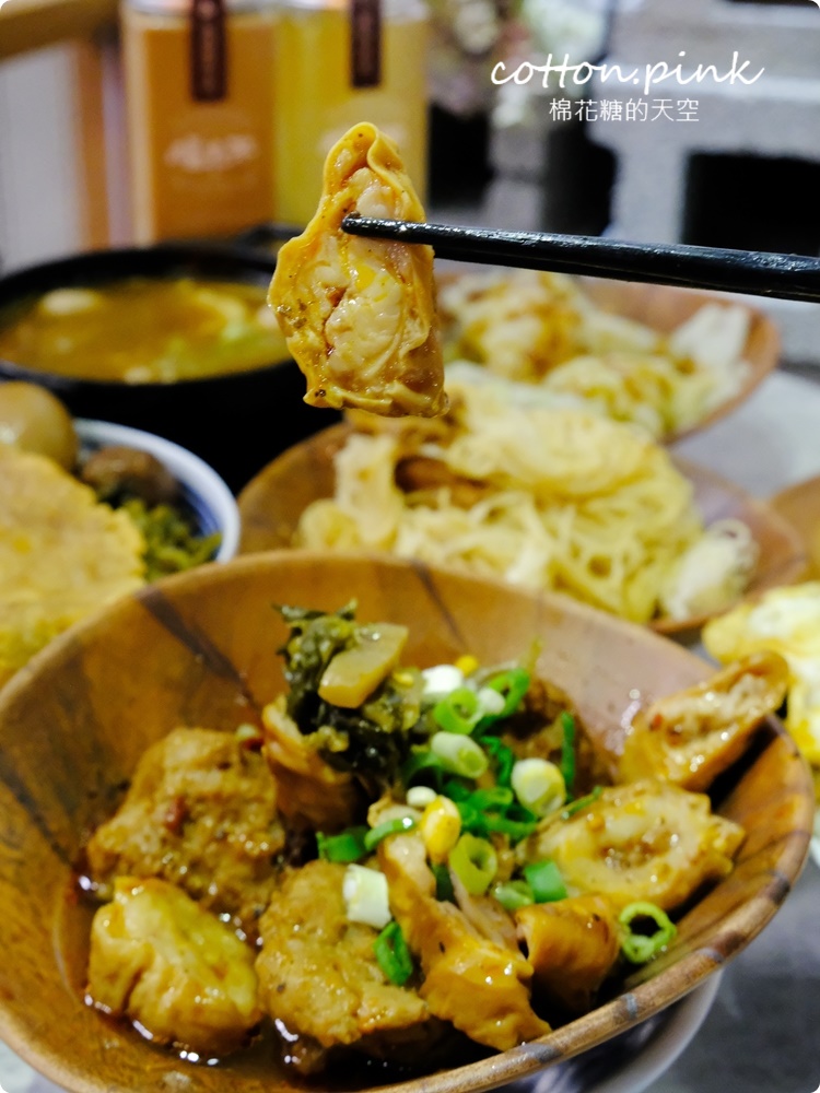 台中人氣滷肉飯新店！店裡麻油雞也好好喝～福來芳多種燉湯暖呼呼～