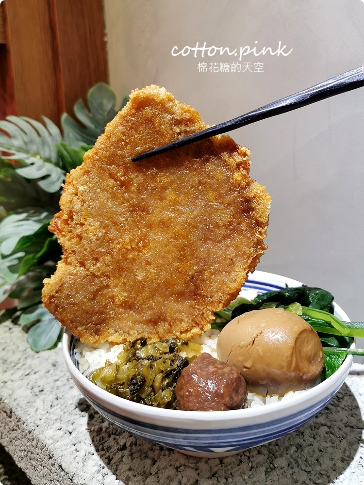 台中人氣滷肉飯新店！店裡麻油雞也好好喝～福來芳多種燉湯暖呼呼～