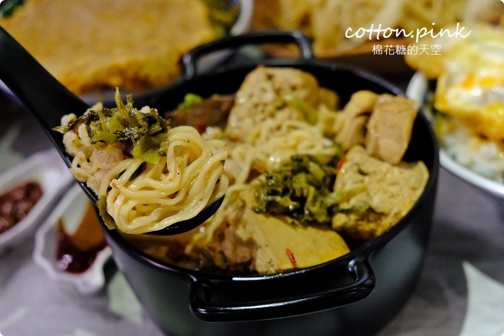 台中人氣滷肉飯新店！店裡麻油雞也好好喝～福來芳多種燉湯暖呼呼～