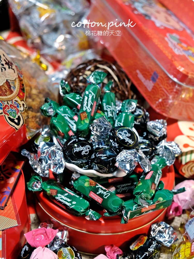 零食版年貨大街這裡逛！春節禮盒、年貨堅果、糖果巧克力這裡買最划算～禮盒特價外加買十送一