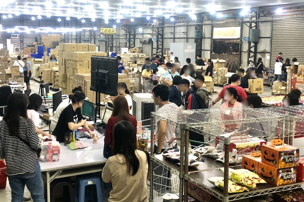 直擊進口零食直播千坪大倉庫！團購超夯商品疲老闆直播現場直接帶回家～
