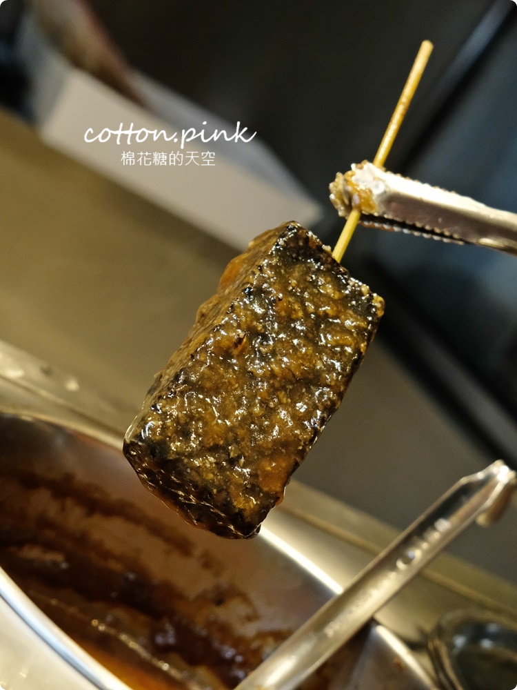 逢甲獨家美食！只有逢甲吃得到的炸黑輪-黑輪美～大推香酥無骨豬佐私房黃金泡菜！