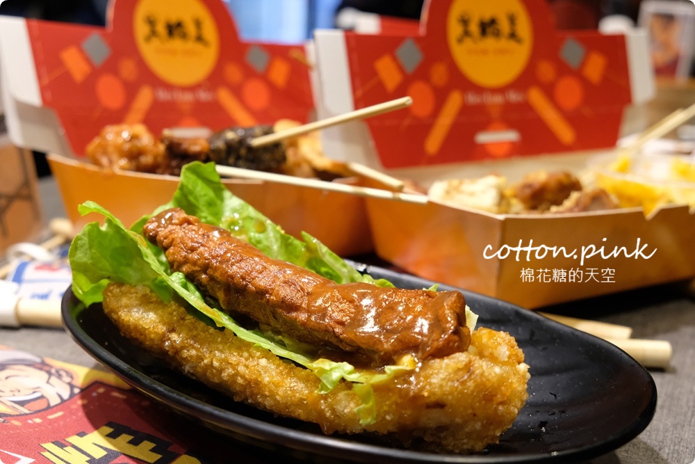 逢甲獨家美食！只有逢甲吃得到的炸黑輪-黑輪美～大推香酥無骨豬佐私房黃金泡菜！