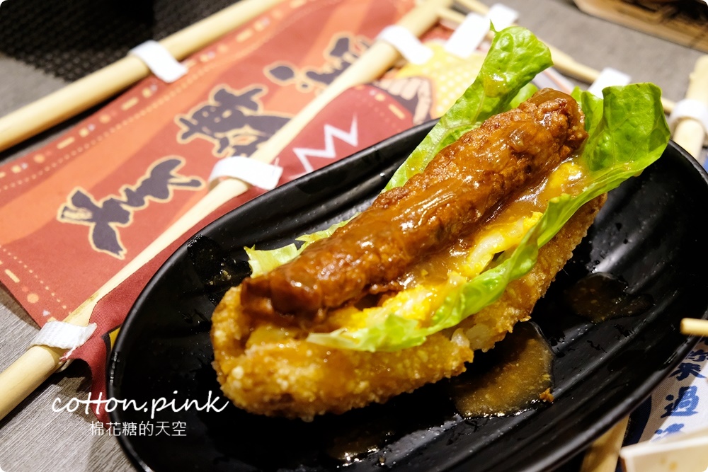 逢甲獨家美食！只有逢甲吃得到的炸黑輪-黑輪美～大推香酥無骨豬佐私房黃金泡菜！