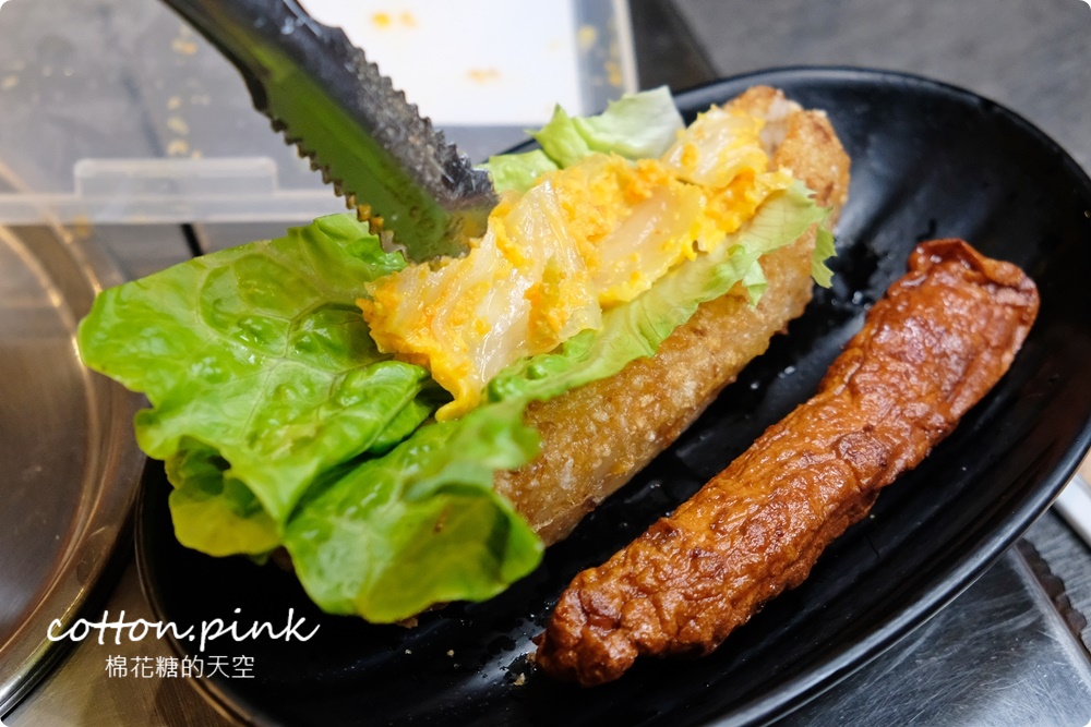 逢甲獨家美食！只有逢甲吃得到的炸黑輪-黑輪美～大推香酥無骨豬佐私房黃金泡菜！