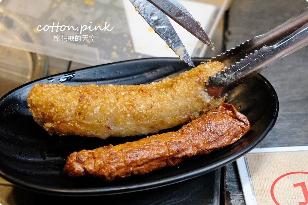 逢甲獨家美食！只有逢甲吃得到的炸黑輪-黑輪美～大推香酥無骨豬佐私房黃金泡菜！