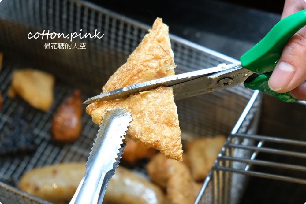 逢甲獨家美食！只有逢甲吃得到的炸黑輪-黑輪美～大推香酥無骨豬佐私房黃金泡菜！