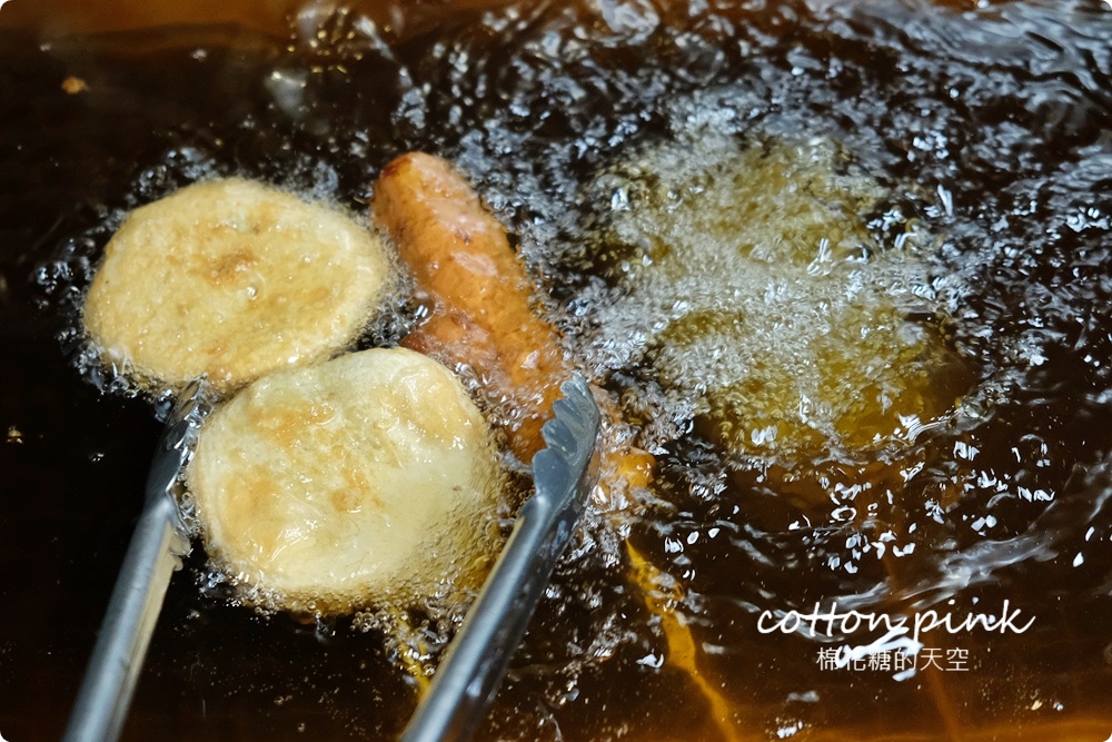 逢甲獨家美食！只有逢甲吃得到的炸黑輪-黑輪美～大推香酥無骨豬佐私房黃金泡菜！