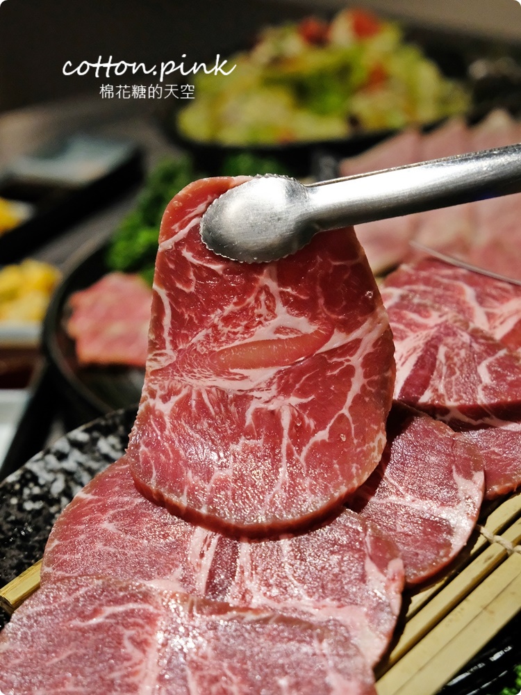 台中燒肉推薦|這家和牛切超厚！想肉燒烤飯後甜點超華麗的啦～
