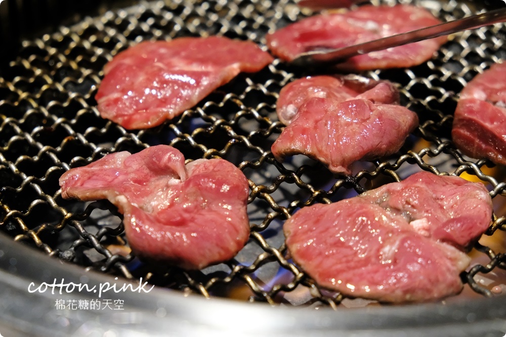 台中燒肉推薦|這家和牛切超厚！想肉燒烤飯後甜點超華麗的啦～