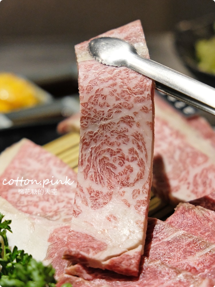 台中燒肉推薦|這家和牛切超厚！想肉燒烤飯後甜點超華麗的啦～