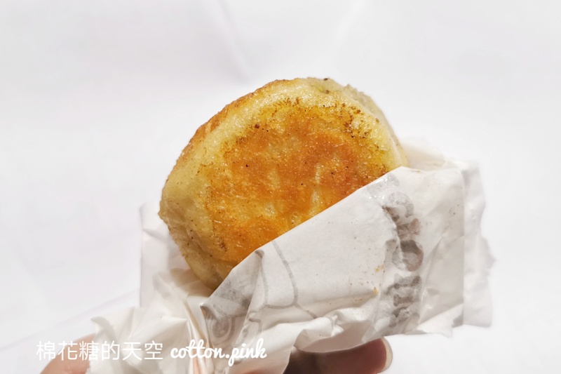 台中排隊美食|大墩十一街水煎包一開門就滿滿人潮！這個三角形的更好吃～