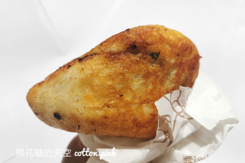 台中排隊美食|大墩十一街水煎包一開門就滿滿人潮！這個三角形的更好吃～