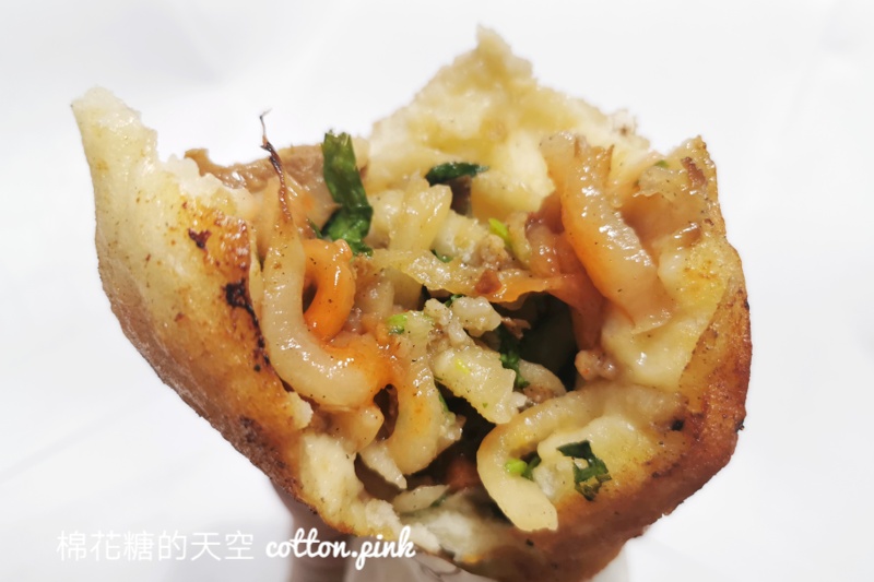 台中排隊美食|大墩十一街水煎包一開門就滿滿人潮！這個三角形的更好吃～