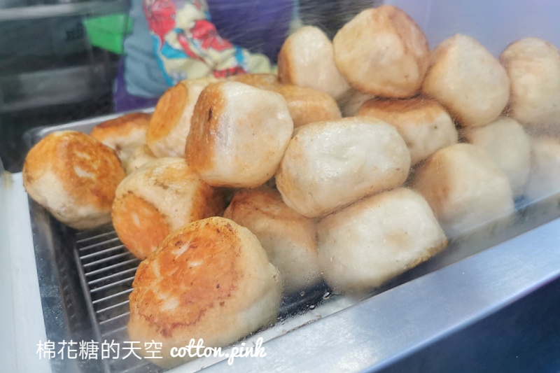 台中排隊美食|大墩十一街水煎包一開門就滿滿人潮！這個三角形的更好吃～