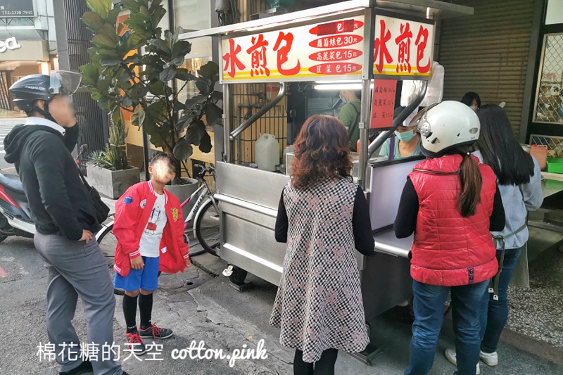 台中排隊美食|大墩十一街水煎包一開門就滿滿人潮！這個三角形的更好吃～