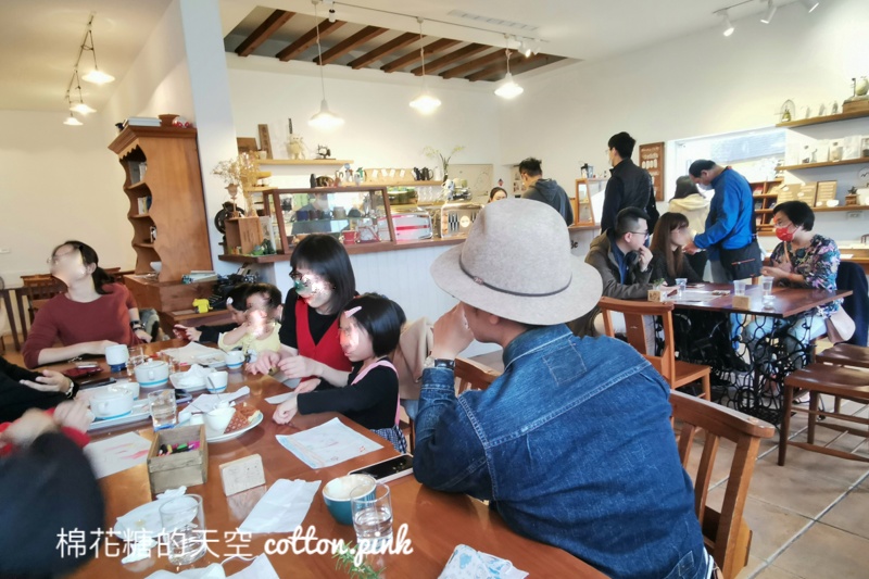 台中夜景來這家！MITAKA 3e cafe龍貓夜景咖啡不只夜景美～庭園小平房好像來到國外
