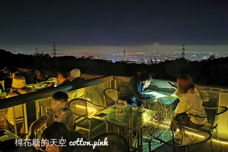 台中夜景來這家！MITAKA 3e cafe龍貓夜景咖啡不只夜景美～庭園小平房好像來到國外