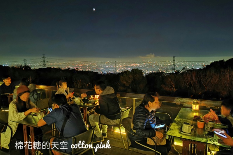 台中夜景來這家！MITAKA 3e cafe龍貓夜景咖啡不只夜景美～庭園小平房好像來到國外