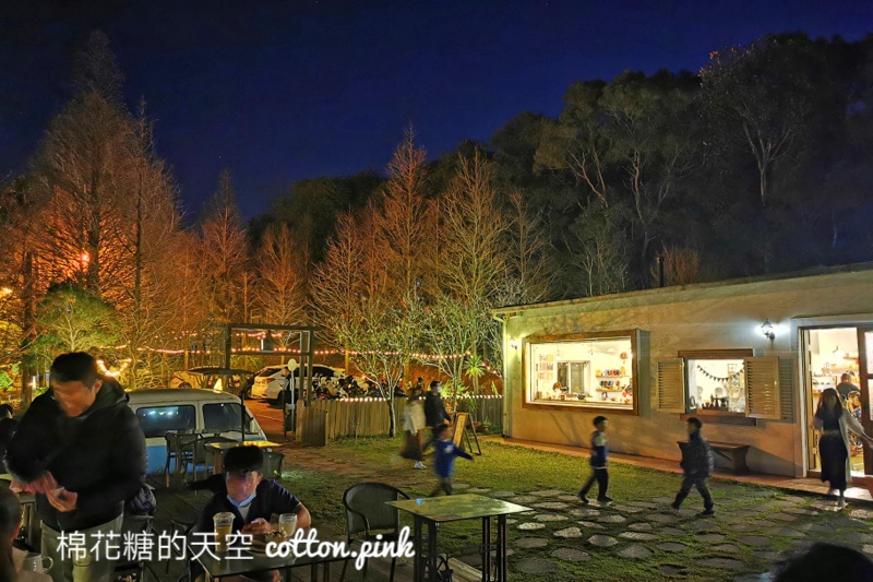 台中夜景來這家！MITAKA 3e cafe龍貓夜景咖啡不只夜景美～庭園小平房好像來到國外