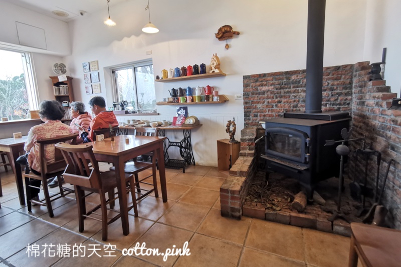 台中夜景來這家！MITAKA 3e cafe龍貓夜景咖啡不只夜景美～庭園小平房好像來到國外