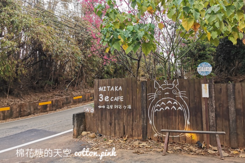 台中夜景來這家！MITAKA 3e cafe龍貓夜景咖啡不只夜景美～庭園小平房好像來到國外