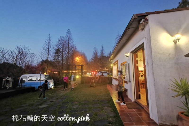 台中夜景來這家！MITAKA 3e cafe龍貓夜景咖啡不只夜景美～庭園小平房好像來到國外