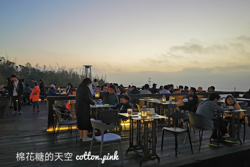 台中夜景來這家！MITAKA 3e cafe龍貓夜景咖啡不只夜景美～庭園小平房好像來到國外