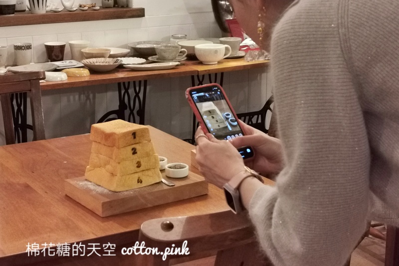 台中夜景來這家！MITAKA 3e cafe龍貓夜景咖啡不只夜景美～庭園小平房好像來到國外