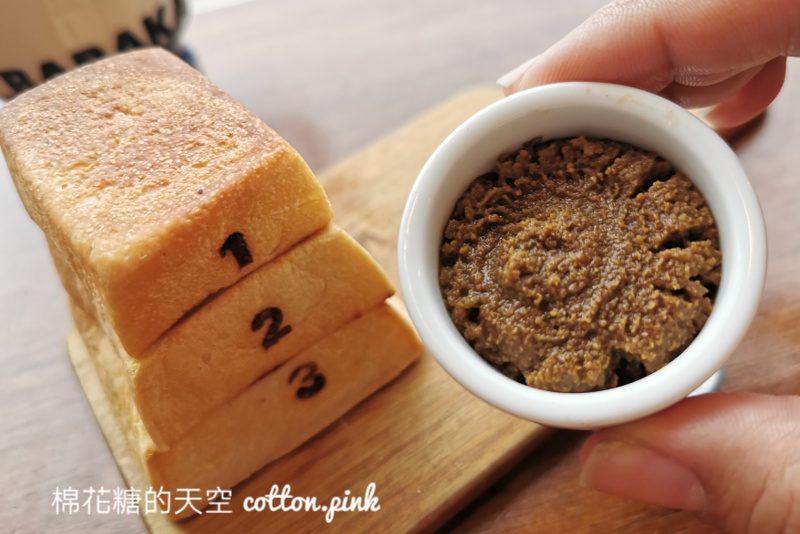 台中夜景來這家！MITAKA 3e cafe龍貓夜景咖啡不只夜景美～庭園小平房好像來到國外
