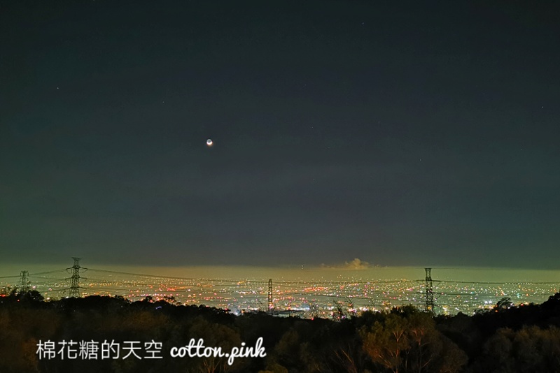 台中夜景來這家！MITAKA 3e cafe龍貓夜景咖啡不只夜景美～庭園小平房好像來到國外