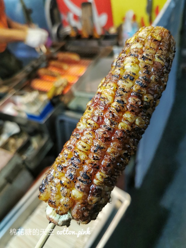 台中大甲蔣公路夜市這攤烤玉米不起眼～但好吃耶！紅外線烤玉米推薦加辣更好吃～