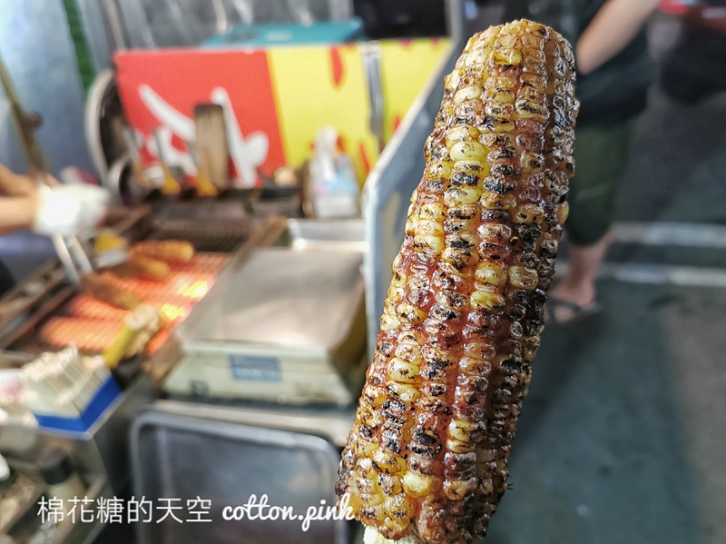 台中大甲蔣公路夜市這攤烤玉米不起眼～但好吃耶！紅外線烤玉米推薦加辣更好吃～