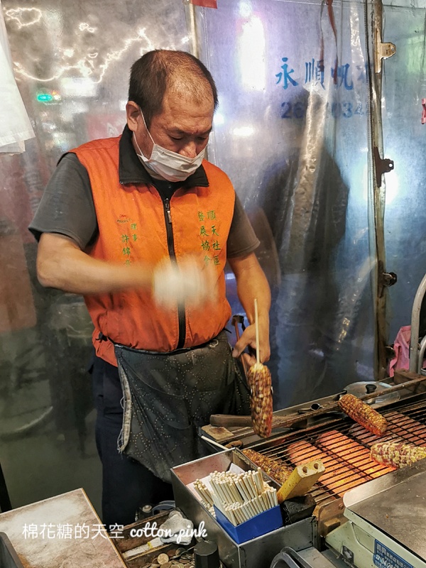 台中大甲蔣公路夜市這攤烤玉米不起眼～但好吃耶！紅外線烤玉米推薦加辣更好吃～