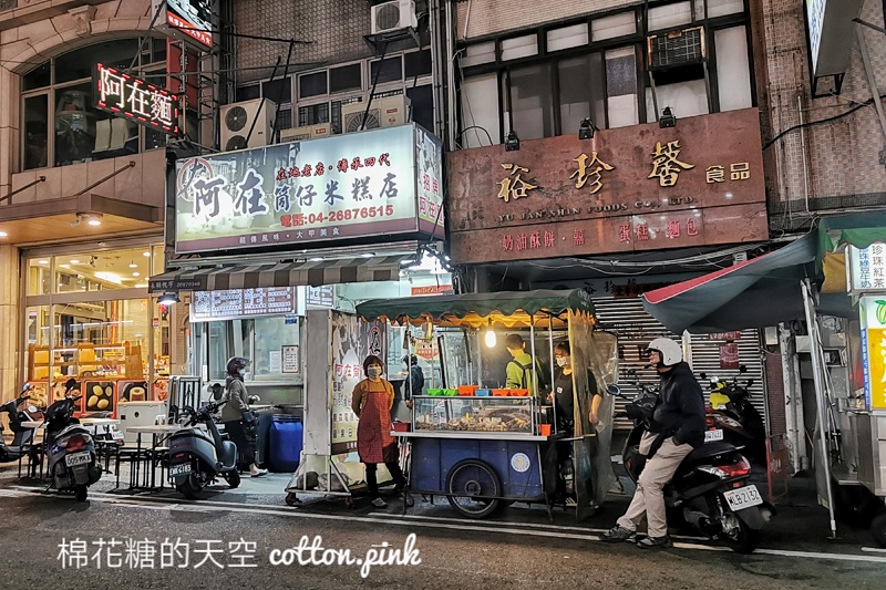 台中大甲蔣公路夜市這攤烤玉米不起眼～但好吃耶！紅外線烤玉米推薦加辣更好吃～