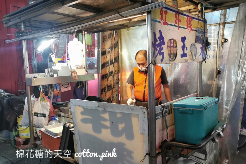 台中大甲蔣公路夜市這攤烤玉米不起眼～但好吃耶！紅外線烤玉米推薦加辣更好吃～