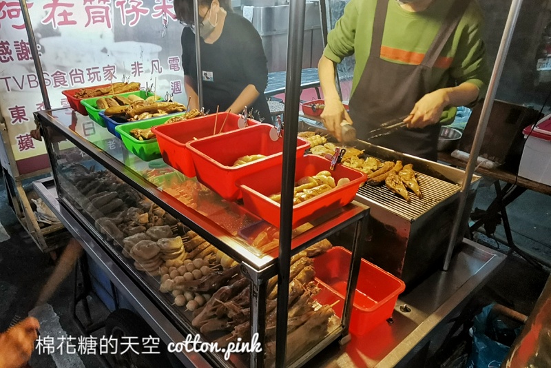 台中大甲蔣公路夜市這攤烤玉米不起眼～但好吃耶！紅外線烤玉米推薦加辣更好吃～