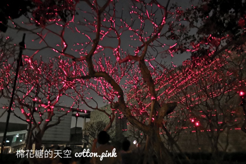 2021光影藝術節來了！國美館大門口滿滿火柴小人重現電玩情節滿滿童趣～