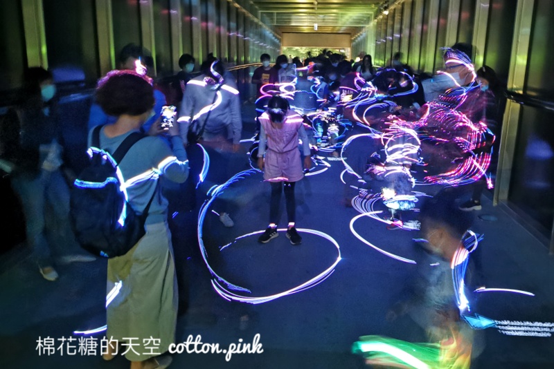 2021光影藝術節來了！國美館大門口滿滿火柴小人重現電玩情節滿滿童趣～